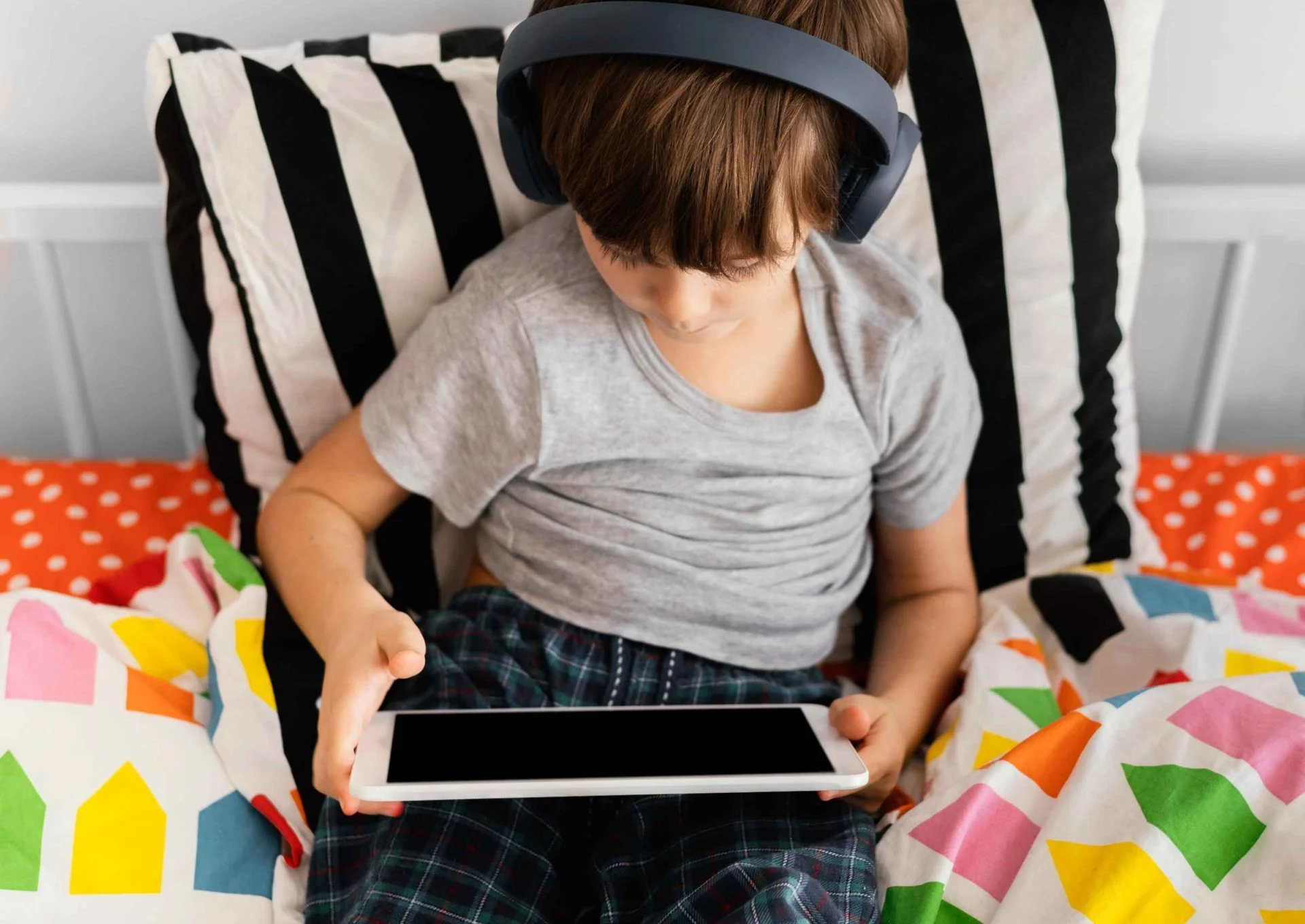 crianca se divertindo com jogos para aprender programação