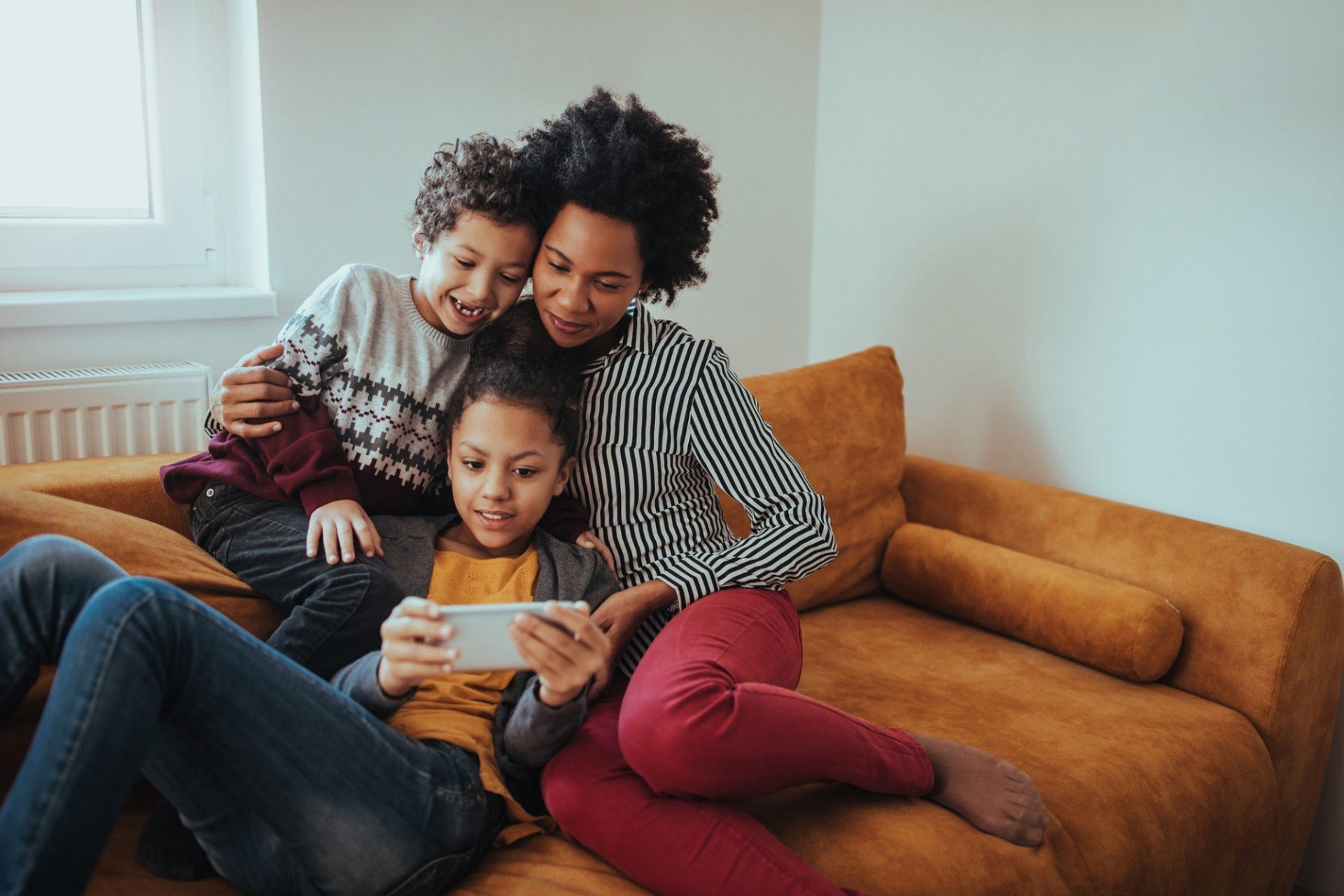 família brincando com jogos de lógica