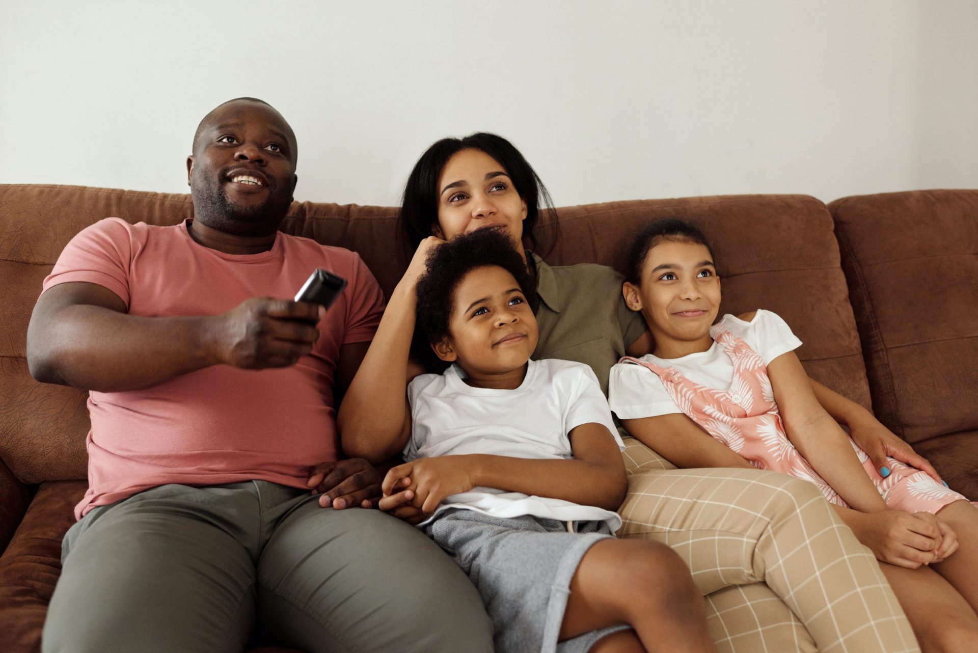 Família assistindo filmes infantis na netflix