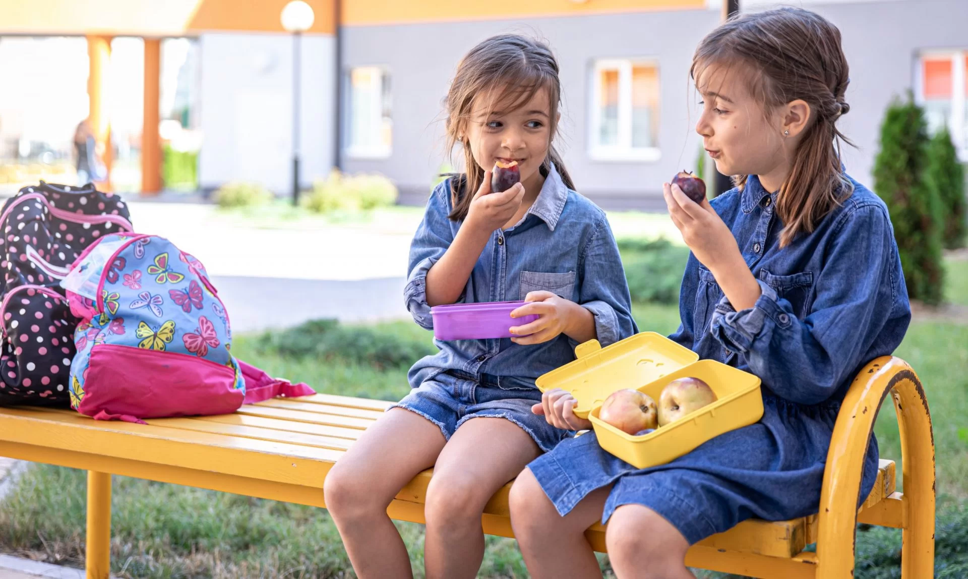 meninas lanchando no jardim da escola