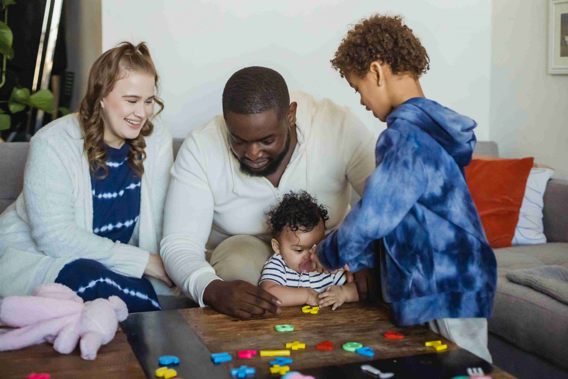 familia montando quebra cabeça, uma atividades para desenvolvimento cognitivo