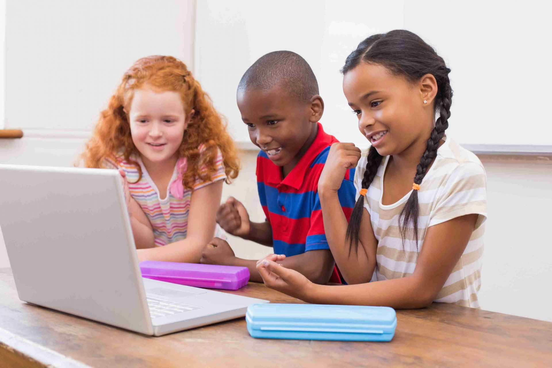 crianças usando tecnologia na educação