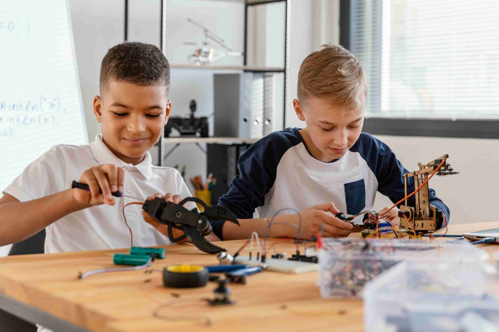 crianças no curso de robótica infantil