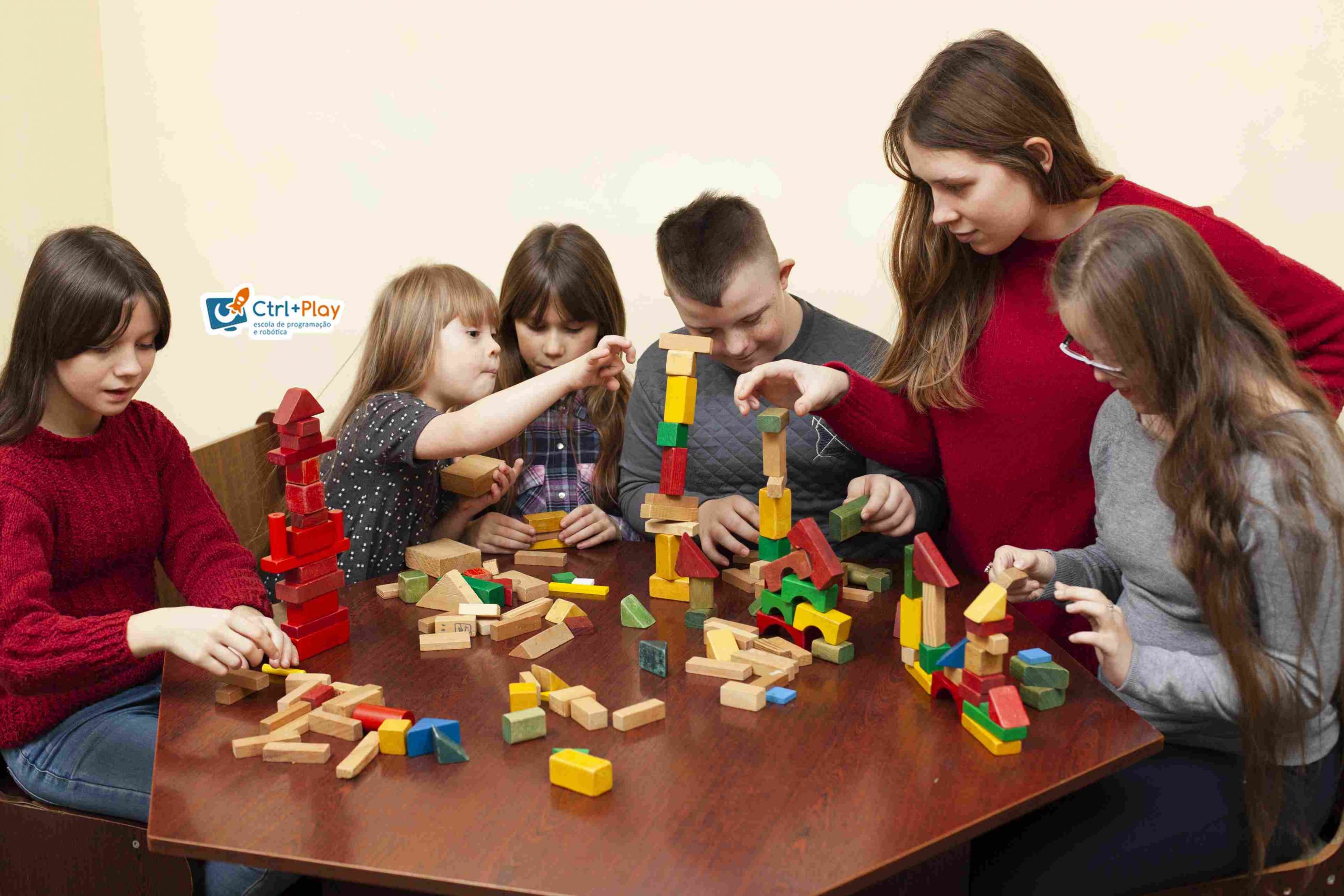 crianças brincando com blocos para desenvolver a coordenação motora infantil
