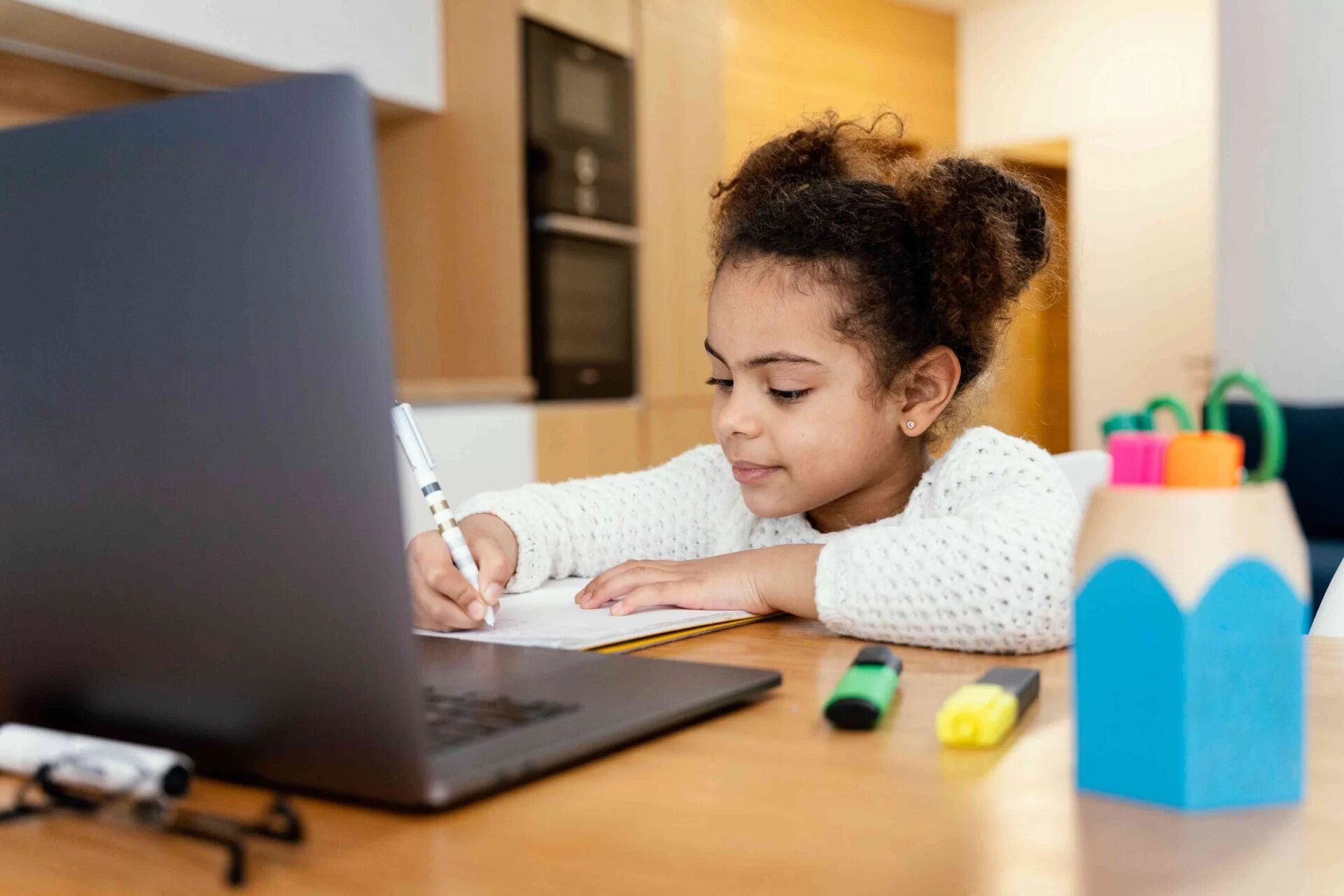 criança estudando sobre cibersegurança