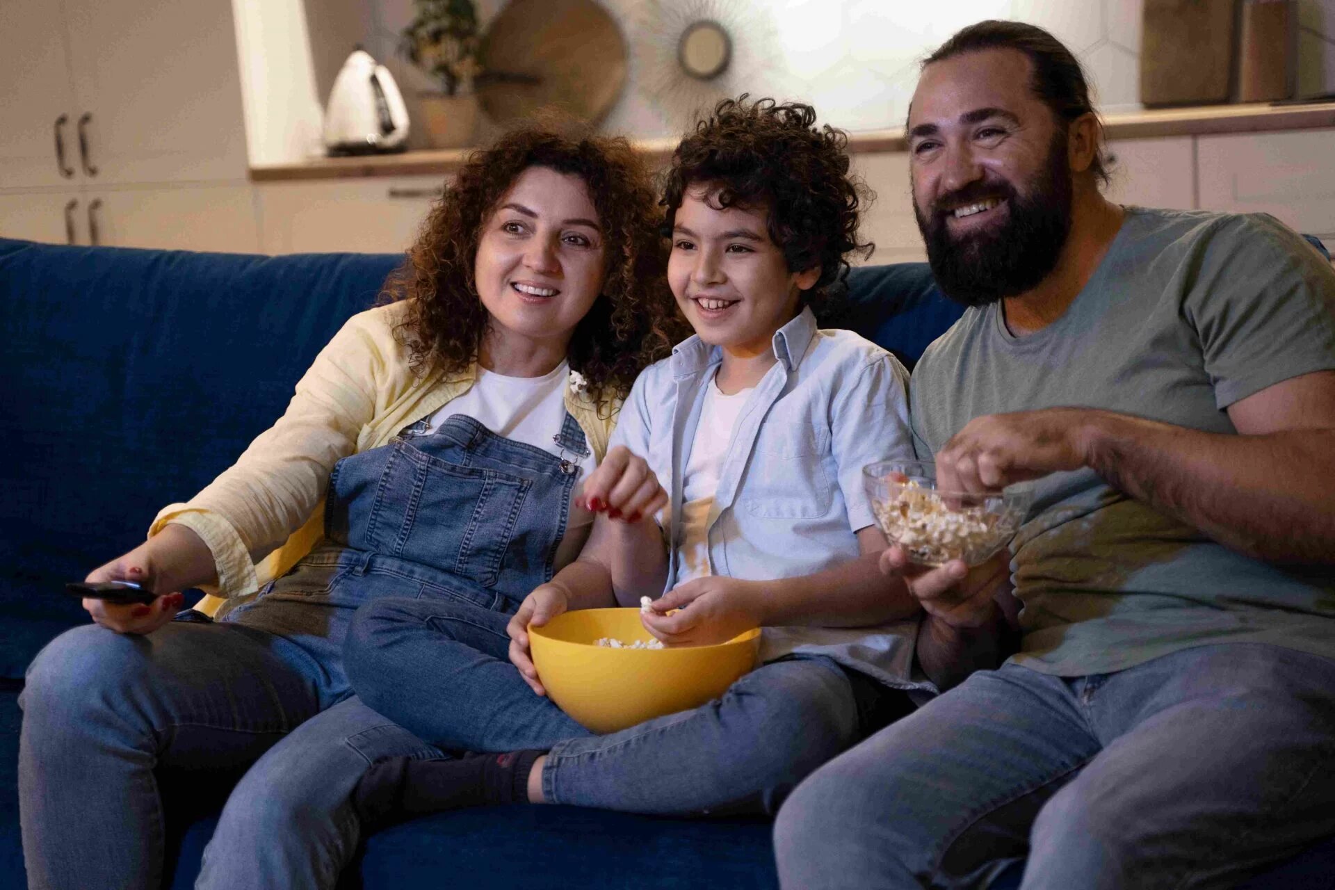 familia assistindo filme