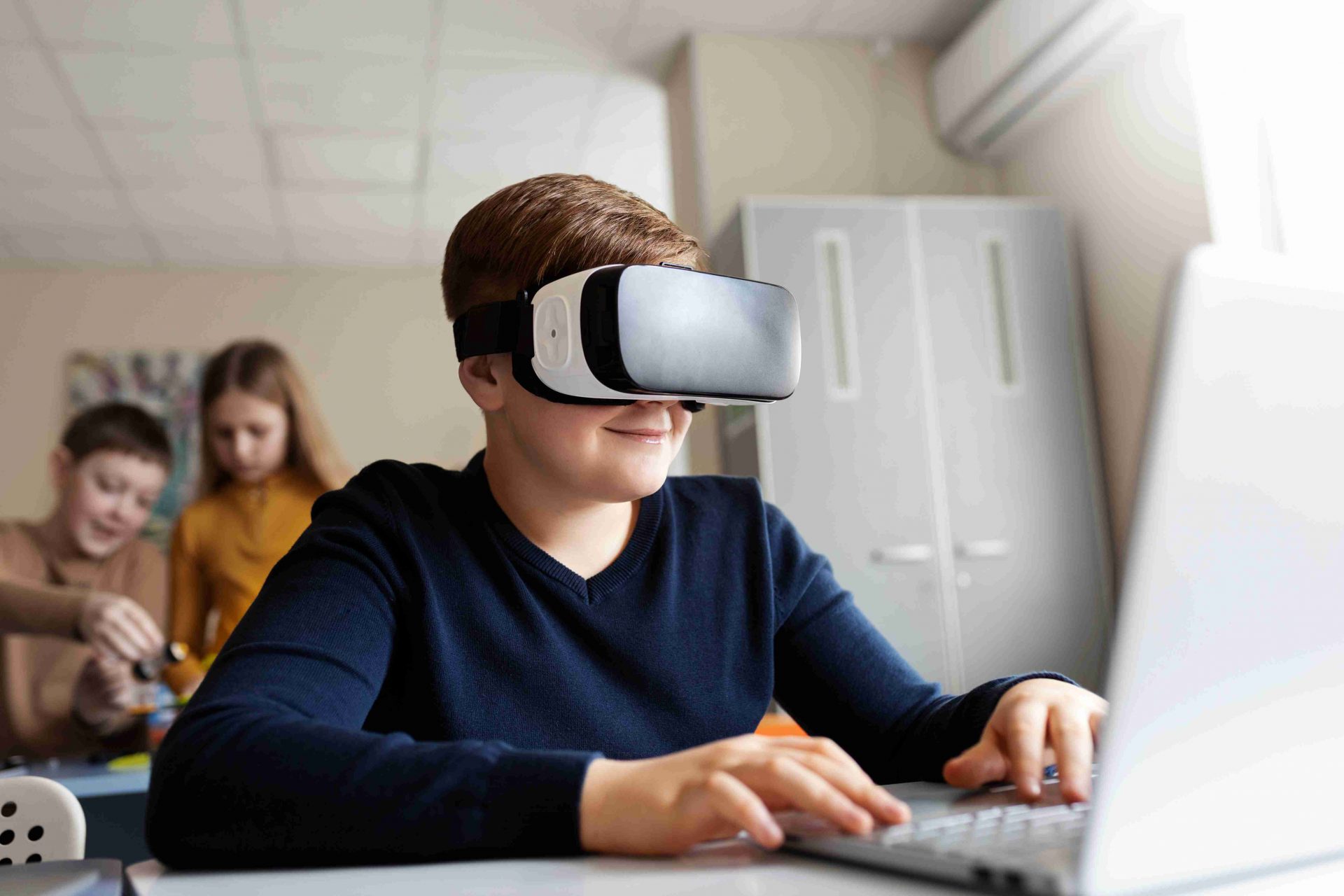 alunos aprendendo com realidade virtual