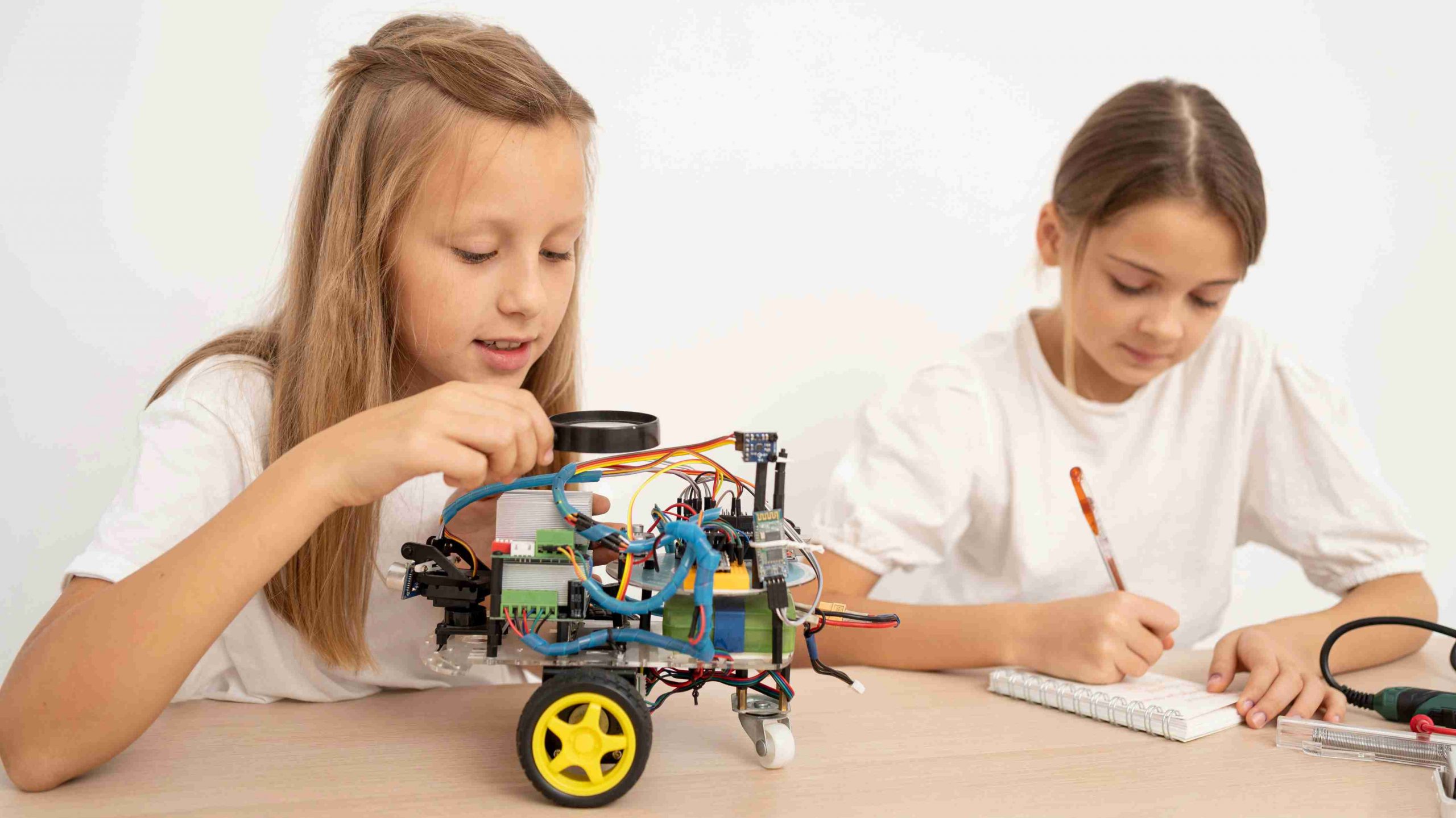 duas garotas aprendendo robótica através da educação stem