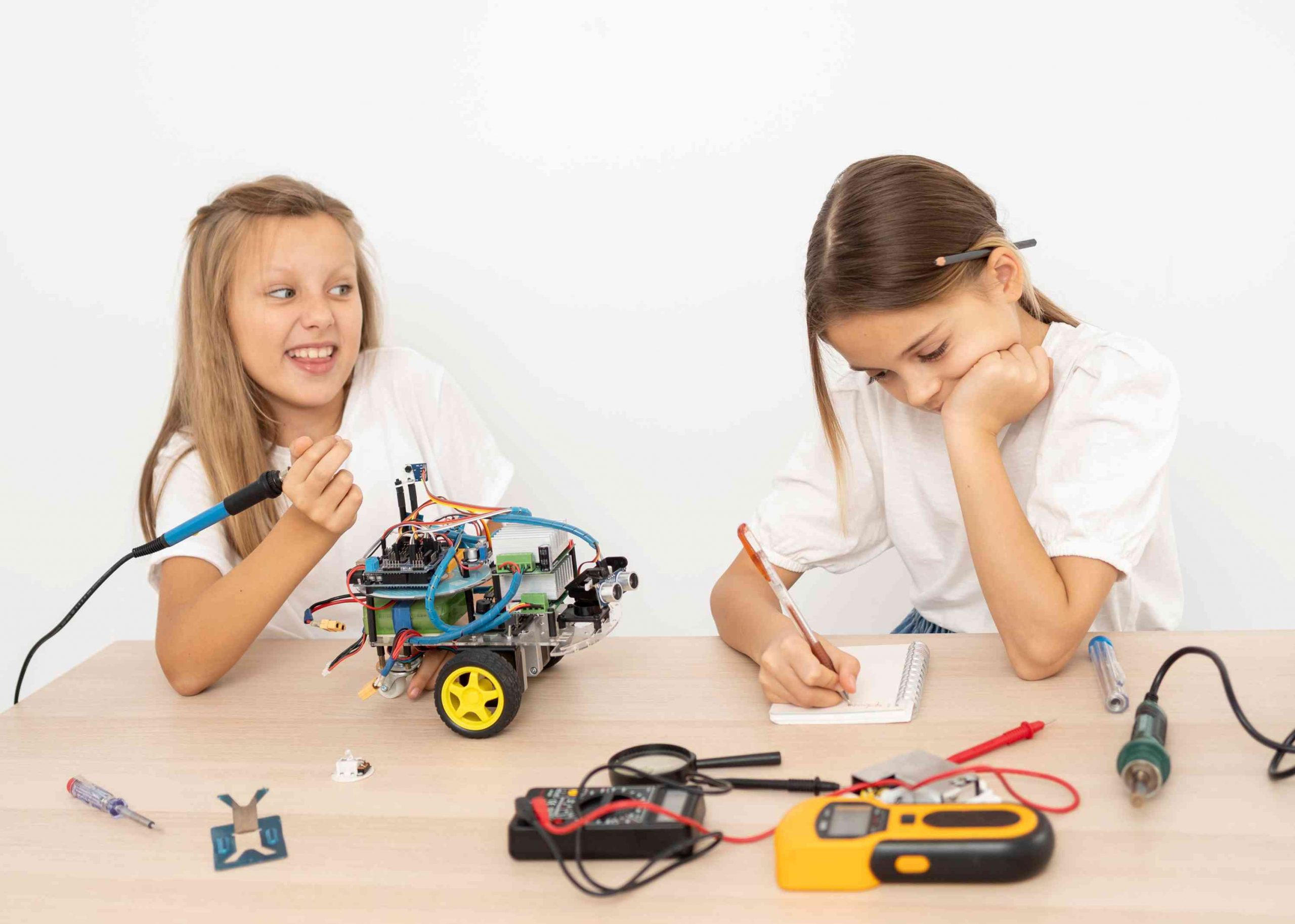 2 garotas aprendendo sobre robótica enquanto se preparam para o futuro