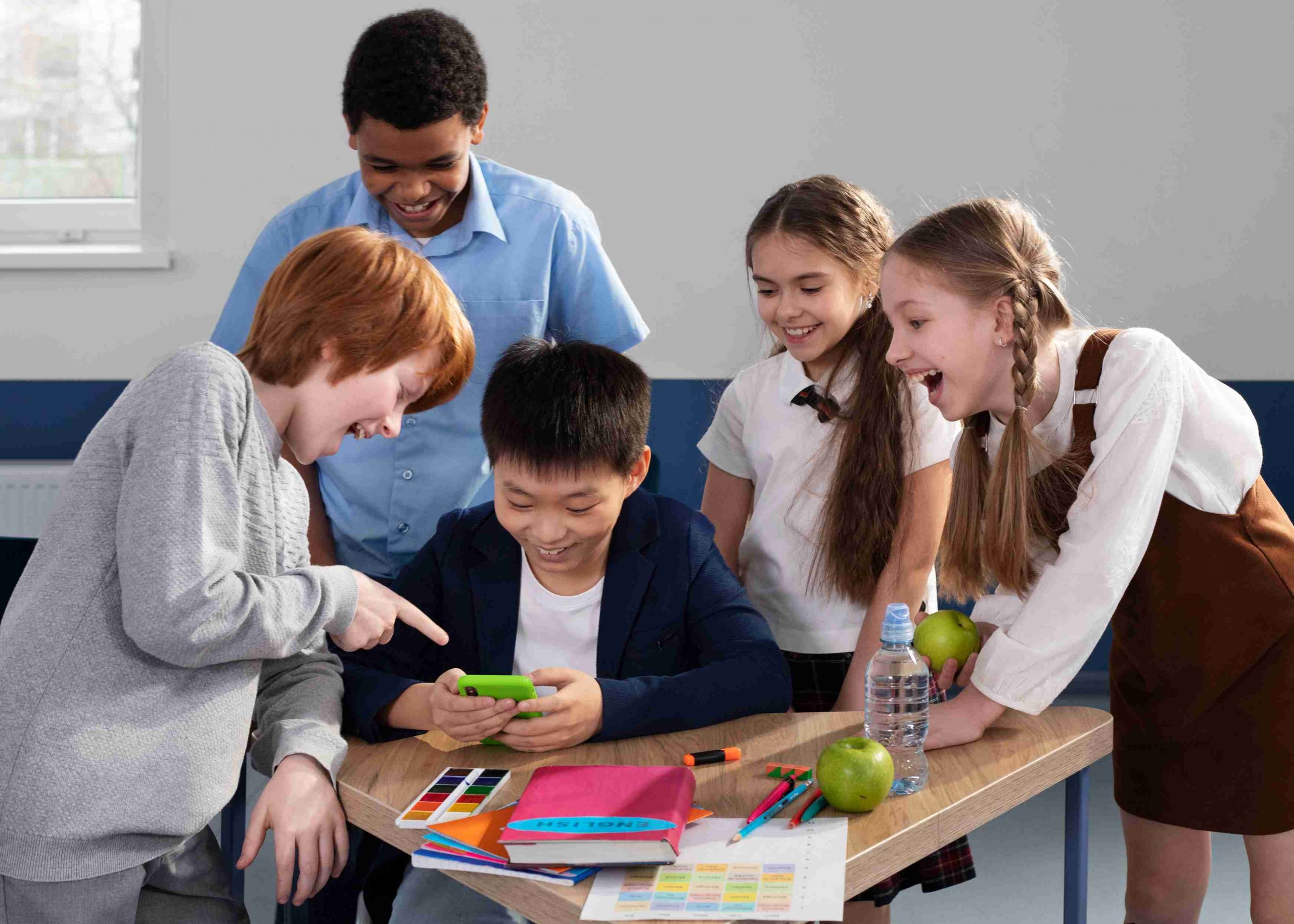 crianças em sala de aula aprendendo com aprendizagem colaborativa