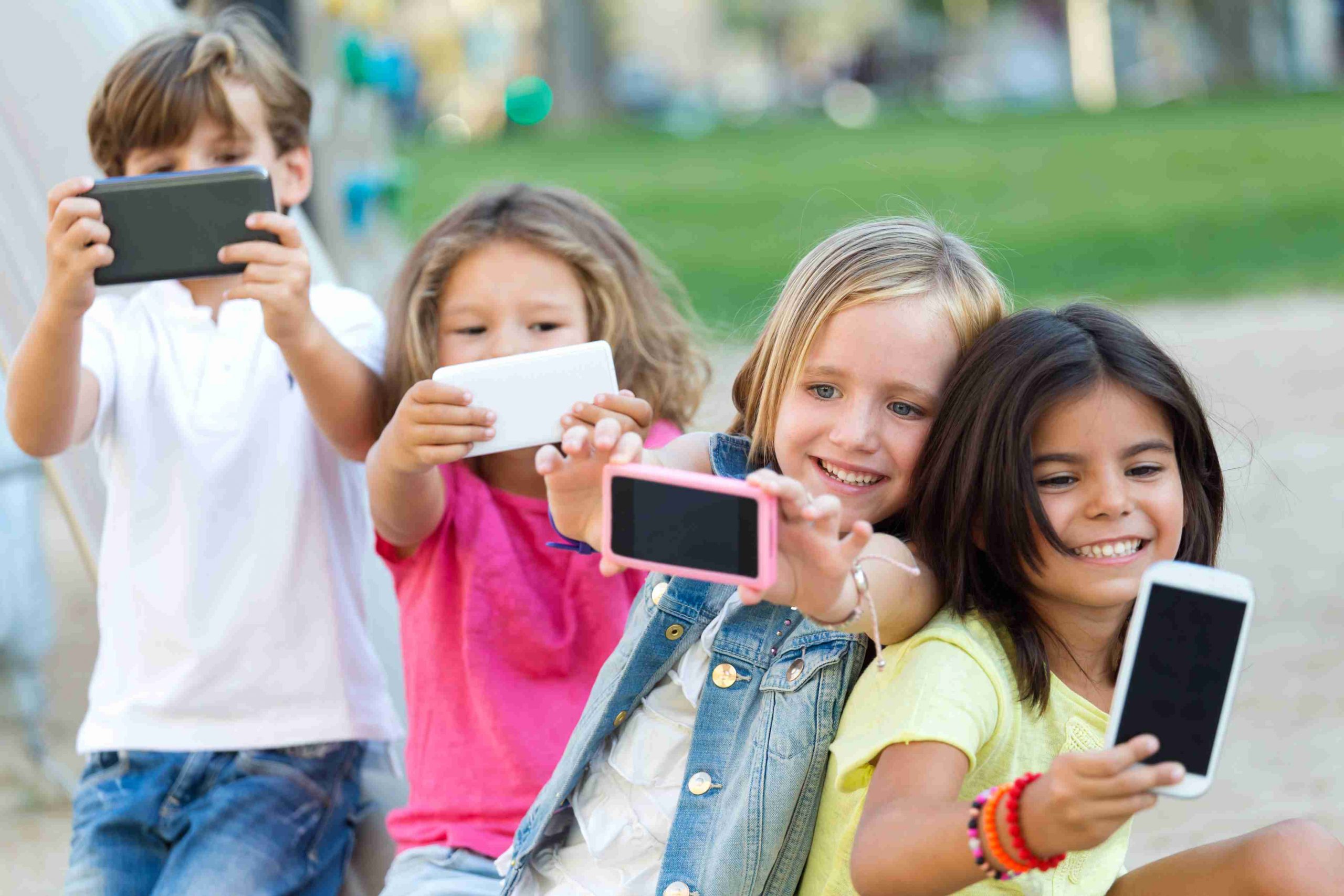 crianças se divertindo e realizando atividades com tecnologia