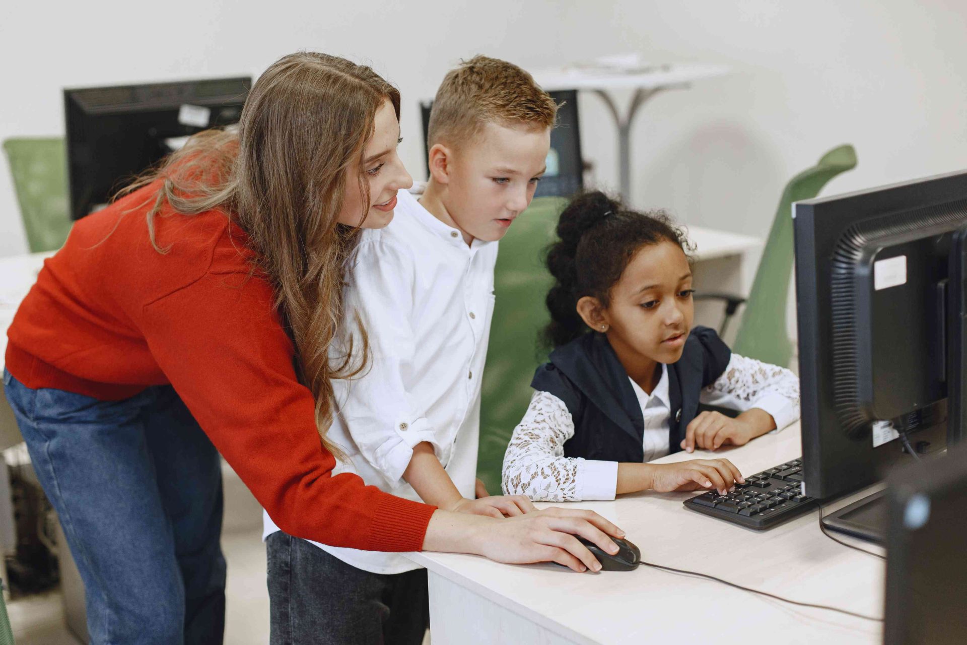 crianças aprendendo com ensino tecnológico