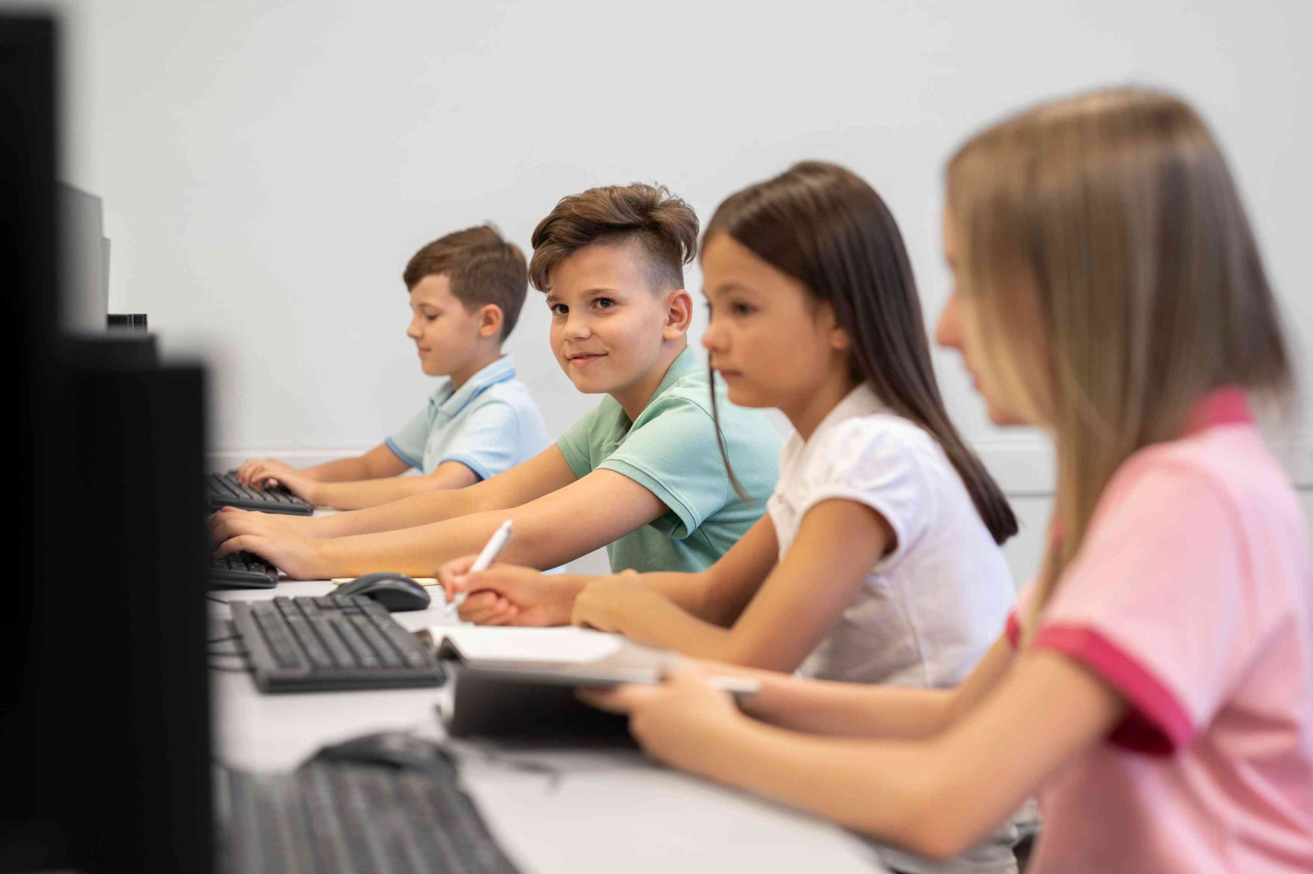 alunos aprendendo em cursos de tecnologia