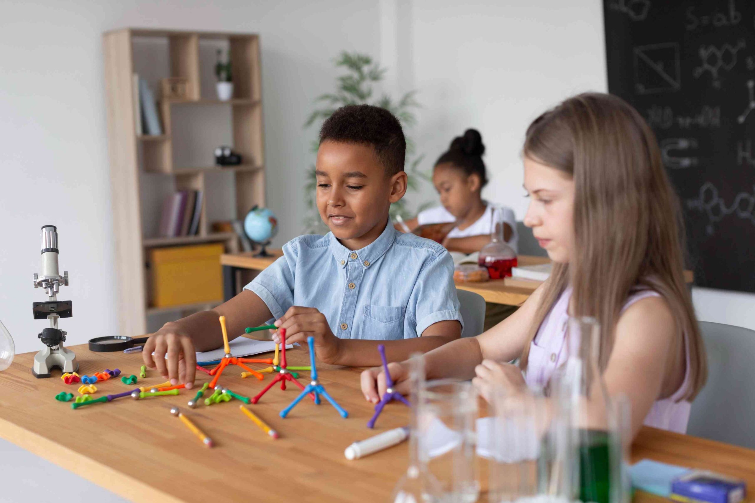 crianças aprendendo com gamificação na educação