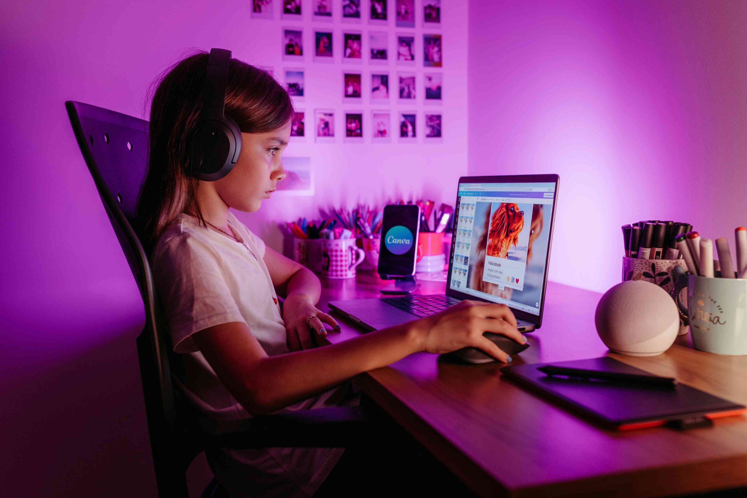 menina se divertindo e aprendendo com jogos para ensino