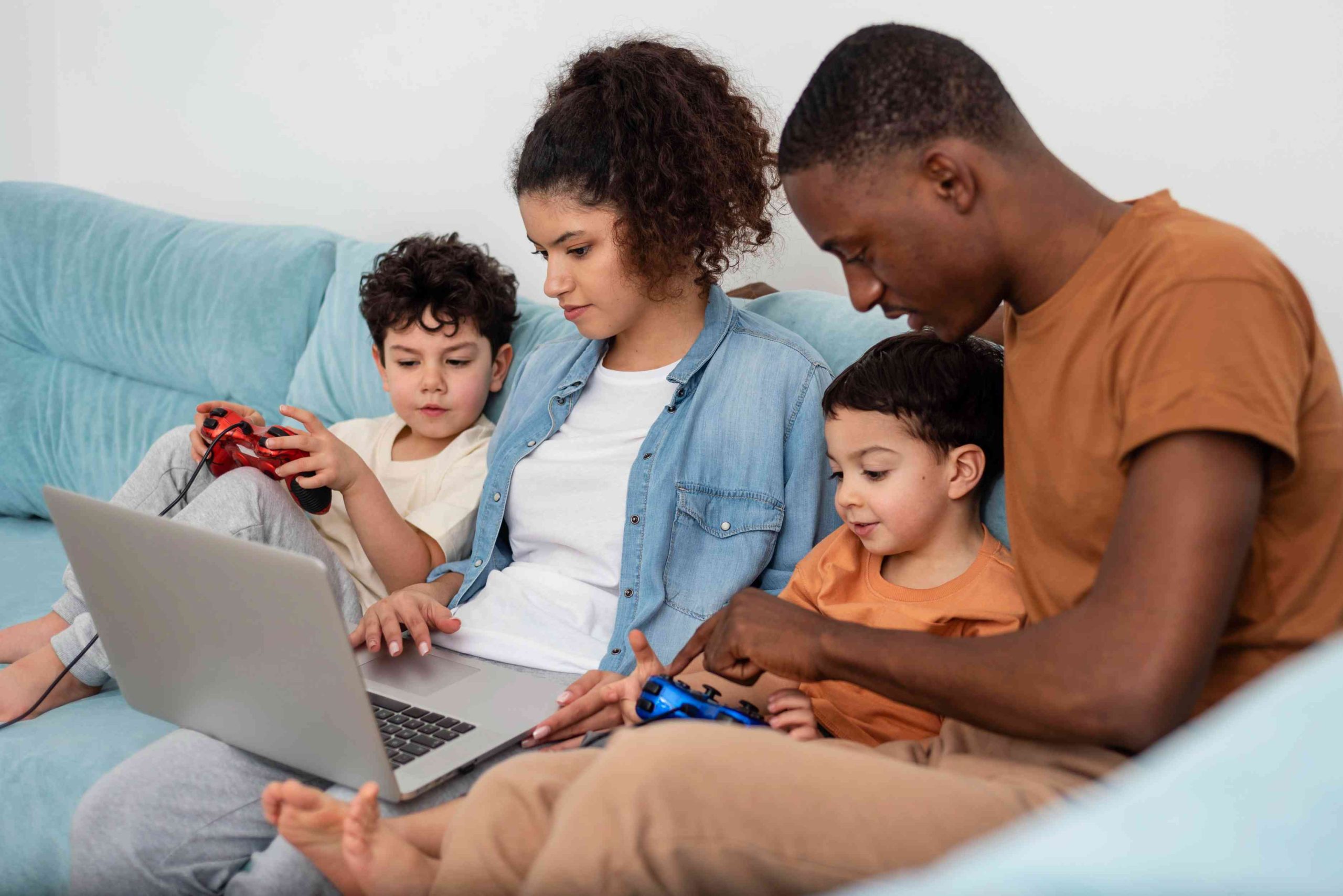 pais e filhos usando tecnologia no relacionamento familiar