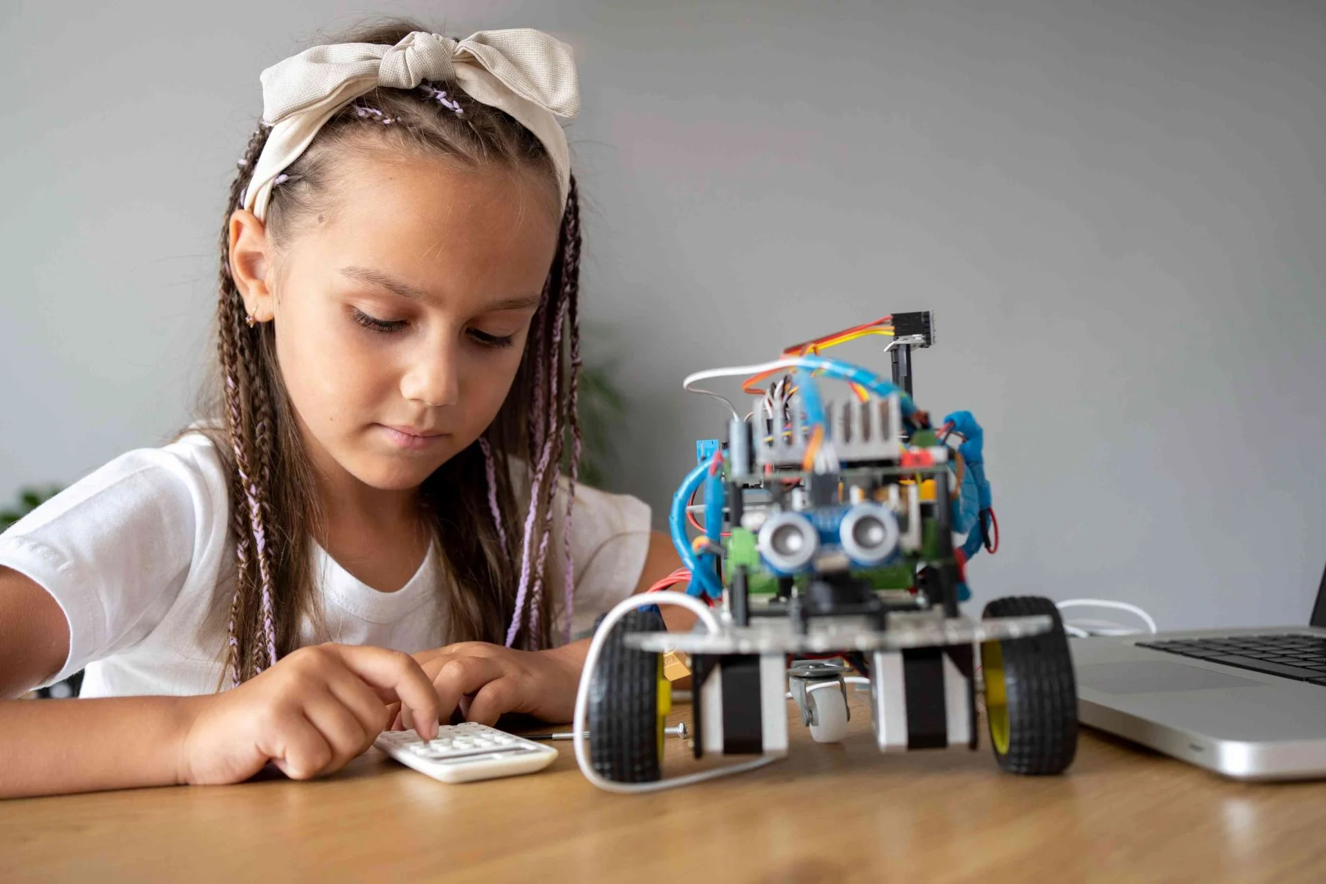 menina aprendendo robótica com ferramentas lúdicas