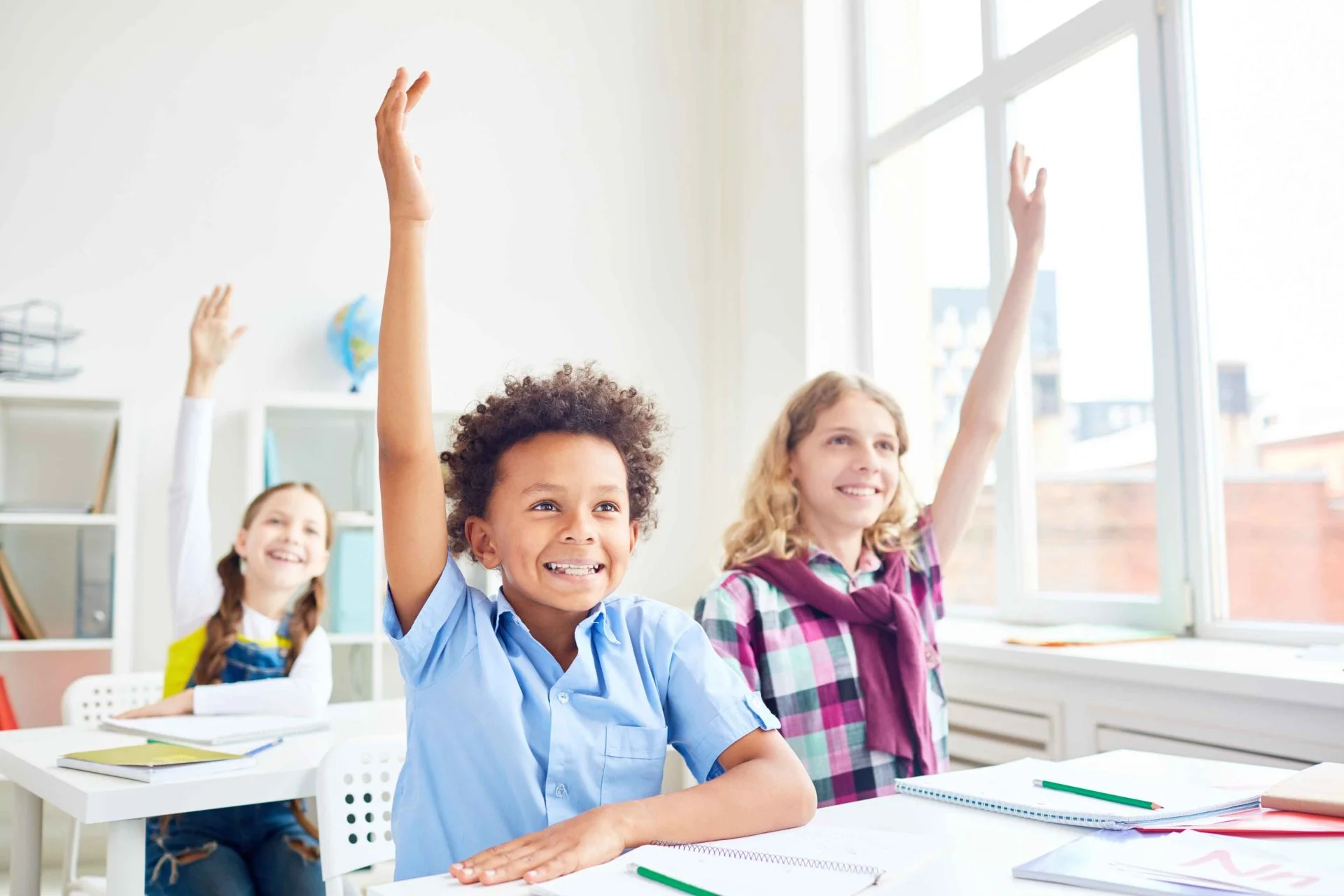 crianças aprendendo no contraturno escolar
