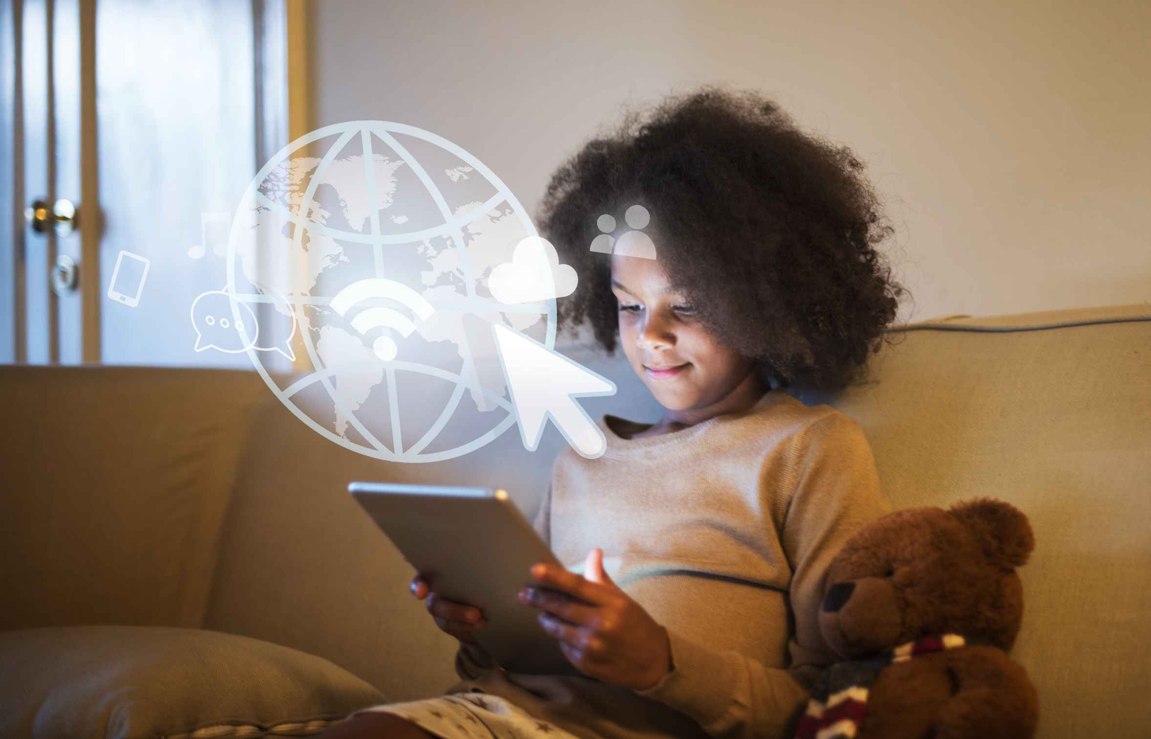 menina aprendendo com tecnologia e metodologia steam
