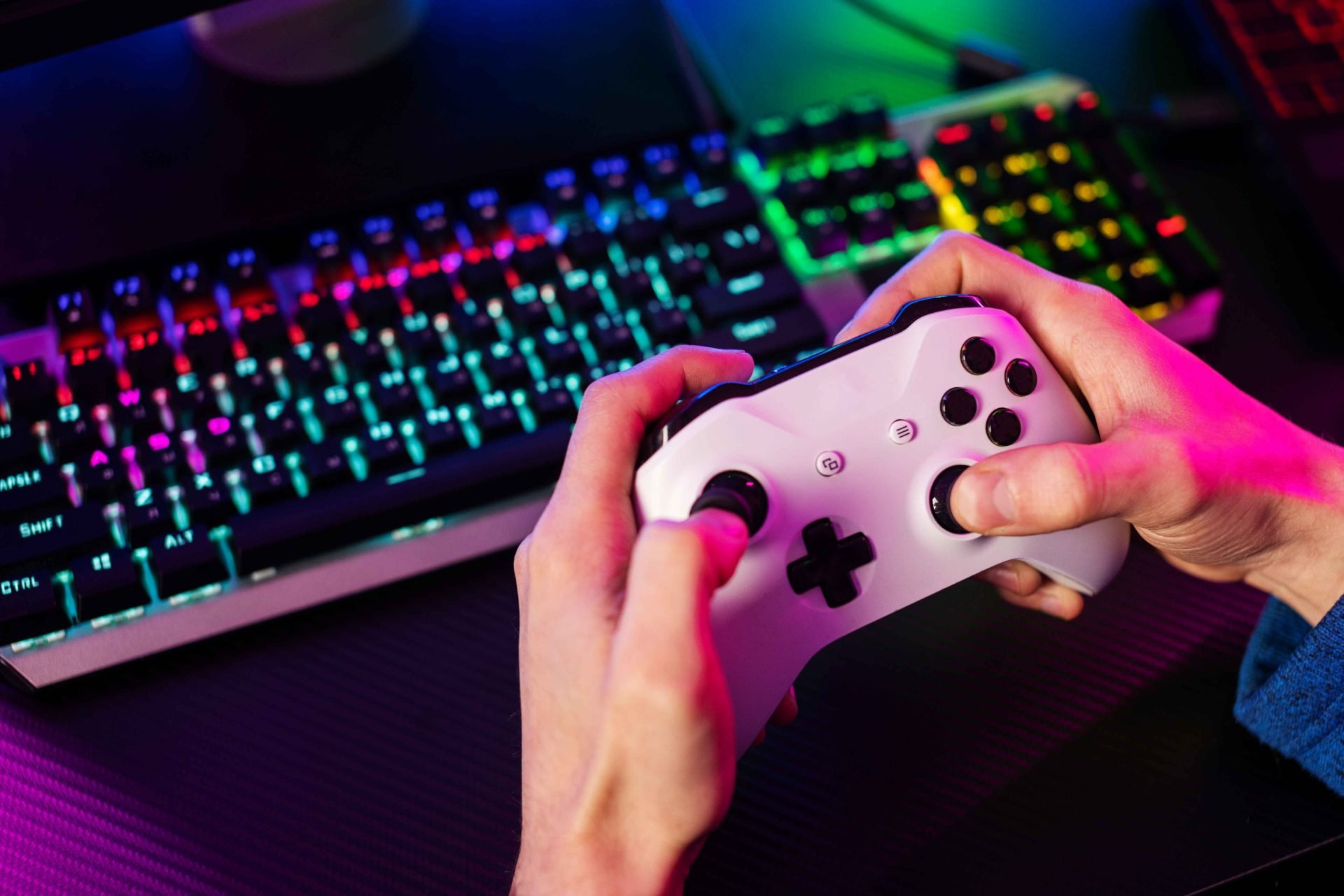 jovem jogando jogos digitais educativos